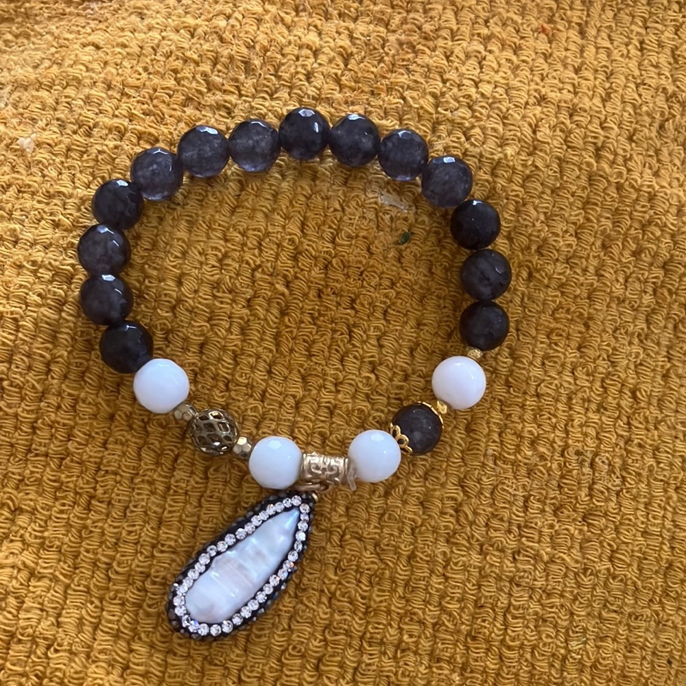 Elegant Black and White stretchy Beaded Bracelet